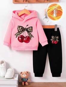 SHEIN Playful Pals 2 件套女婴套装，时尚可爱豹纹蝴蝶结和樱桃印花连帽羊毛衫和樱桃印花羊毛裤套装，适合秋冬季外出 - 彩色 - 查看 3