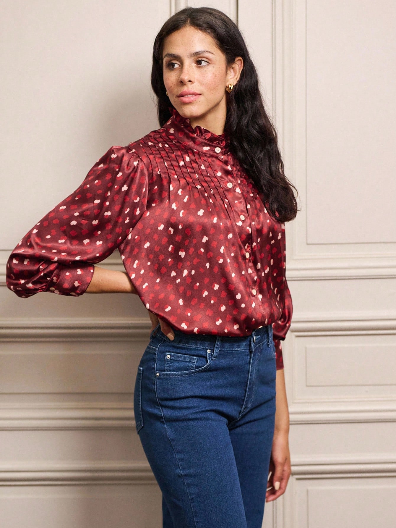 Blusa de Cetim com Estampa de Poá com Pregas e Babado no Decote, Roupas Femininas de Outono e Inverno