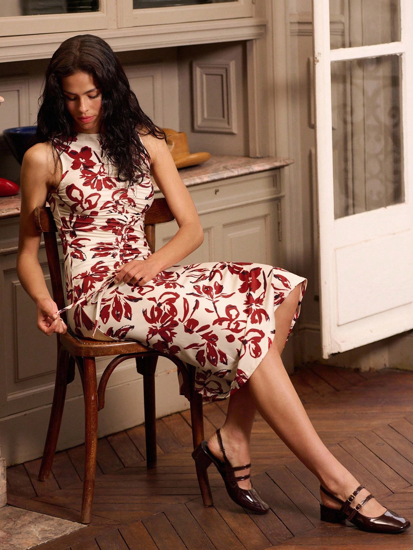 Abito midi floreale con pieghe asimmetriche, abbigliamento autunnale da donna