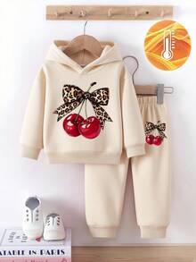 SHEIN Playful Pals 2 件套女婴服装，时尚可爱豹纹蝴蝶结和樱桃印花连帽羊毛衫和樱桃印花羊毛裤套装，适合秋冬季外出 - 杏色 - 查看 3