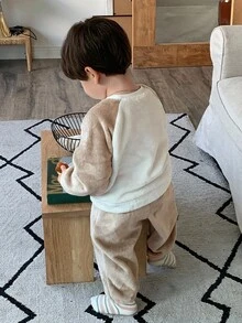 DAZY Conjunto de pijama de 2 piezas con top de cuello redondo y mangas raglán estilo coreano, y pantalones sueltos y casuales para niños pequeños