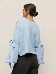 Nöista Áo len Chic màu xanh dương với chi tiết nơ ở tay áo. Áo len dệt kim ấm áp với tay áo phồng và điểm nhấn thắt nơ. Hoàn hảo cho mùa đông thanh lịch, phong cách thường ngày sành điệu, và để phối cùng chân váy hoặc quần jeans. - Màu xanh lam - Xem 2