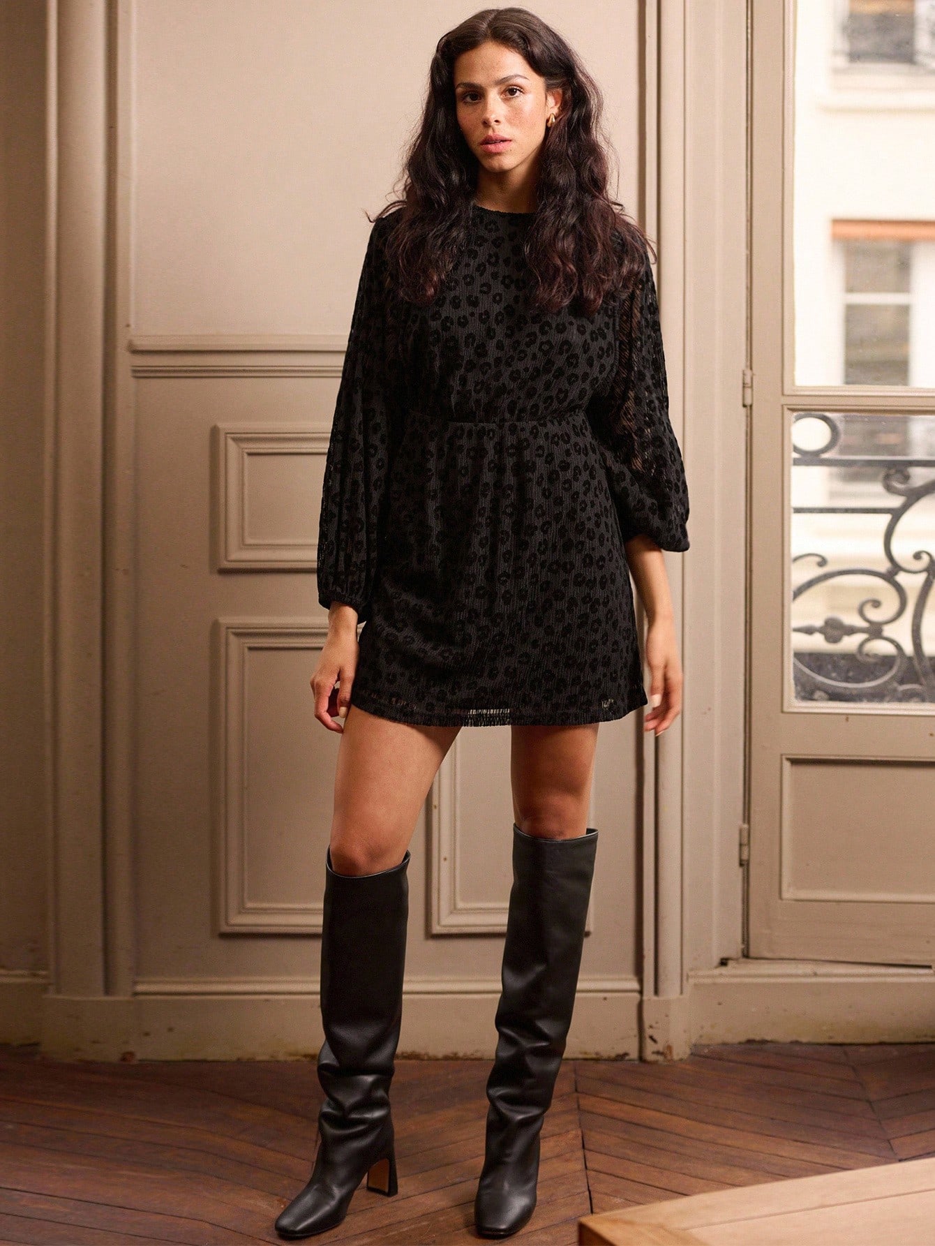 Robe mini noire à manches ballons et ouverture au dos avec imprimé jacquard léopard. Vêtements d'automne et d'hiver pour femmes