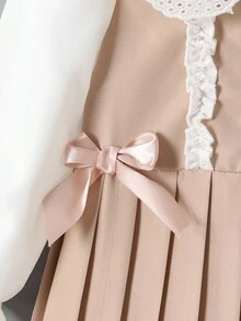 SHEIN 这款适合年轻女孩春、夏、秋季返校季的休闲时尚连衣裙，采用白色蕾丝领、卡其色丝带蝴蝶结、卡其色褶裥半开襟设计，搭配白色纽扣泡泡袖长袖，适合返校季、春季、夏季、秋季穿着，打造可爱学院风淑女造型，也适合日常休闲外出和秋冬季拍照。 - 卡其色 - 查看 6