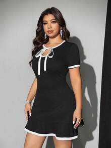 Viva Relle Váy ngắn chữ A buộc khoét viền bèo nhún màu tương phản cỡ lớn cho nữ - Đen và trắng - Xem 4