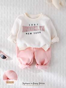 Cozy Pixies 2 件套女婴字母印花柔软针织圆领长袖运动衫和松紧腰裤套装 - 彩色 - 查看 3