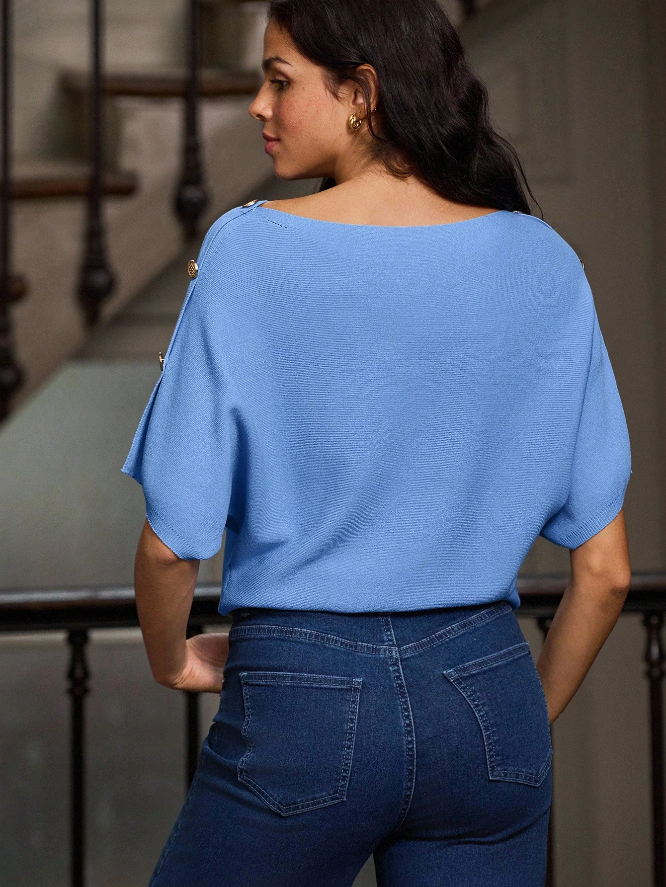 Himmelblau kurzärmeliges gestricktes Kimono-Stil Loose Fit Top mit goldfarbener Knopfdetails an der Schulter, Damenkleidung für Herbst und Winter