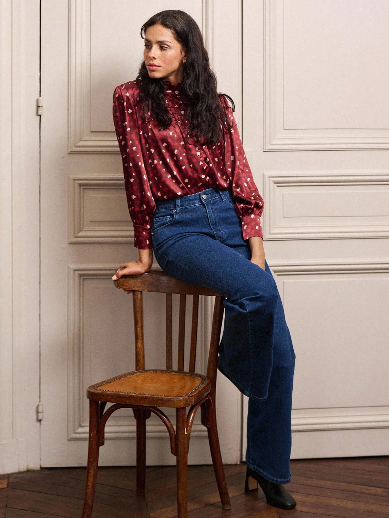 Blusa de Cetim com Estampa de Poá com Pregas e Babado no Decote, Roupas Femininas de Outono e Inverno