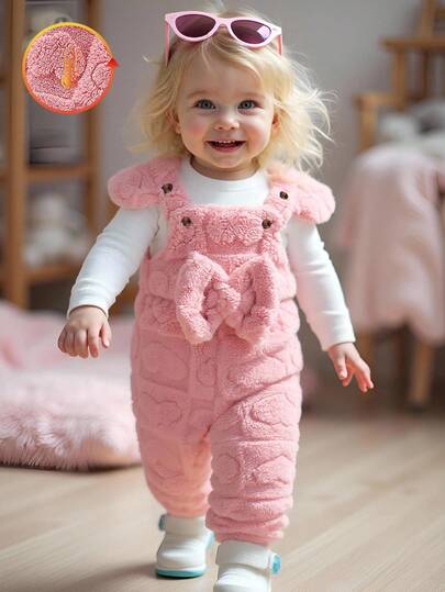 SHEIN 2件套女宝宝休闲韩版简约纹理白色长袖上衣和粉色爱心毛绒连体裤，适合日常穿着、户外活动、拍照、秋季女宝宝休闲服、家居服套装、冬季连体裤、女宝宝背带裤套装、女宝宝毛绒背带裤、粉色女宝宝连体裤、女宝宝冬季服装