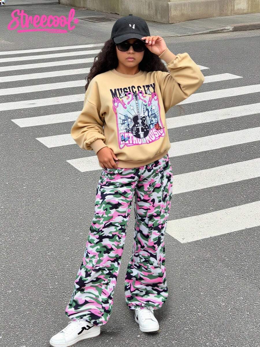 SHEIN Explorewe 2 件套 Tween Girl 迷彩裤和吉他字母印花运动衫套装 - 彩色 - 查看 1