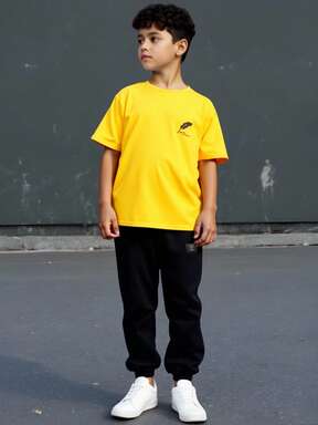 SHEIN طقم بنطلون وتيشيرت بطبعة حرف للأطفال المراهقين الولاد 2 قطعة، كاجوال