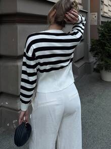 Franclia 法式复古优雅通勤日常度假黑白条纹圆领修身金属纽扣女士开衫 - 黑與白 - 查看 2