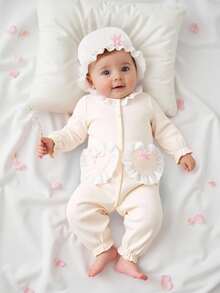 SHEIN 1 Stück Baby Mädchen 2025 Neue gestrickte Latzhose, Aprikosen Jacquard Stoff, Rüschenkragen, Herztasche, Schleifen Dekor, Vorderverschluss, praktisch zum Anziehen, geeignet für Baby Shower, Hausmode, Krabbeln, mit niedlichem Hut für Herbst und Winter - Aprikosenfarben - Übersicht 1