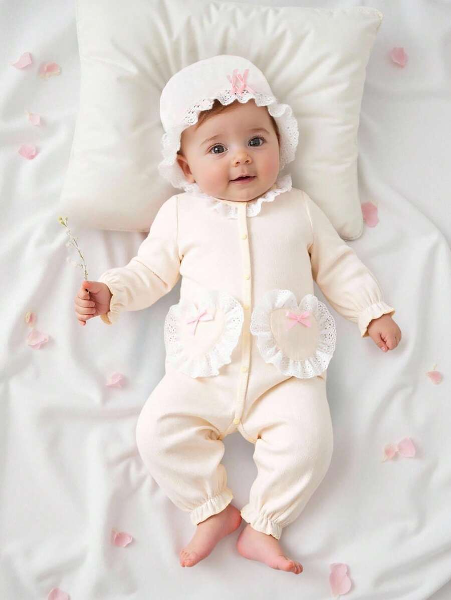 SHEIN 1 Stück Baby Mädchen 2025 Neue gestrickte Latzhose, Aprikosen Jacquard Stoff, Rüschenkragen, Herztasche, Schleifen Dekor, Vorderverschluss, praktisch zum Anziehen, geeignet für Baby Shower, Hausmode, Krabbeln, mit niedlichem Hut für Herbst und Winter - Aprikosenfarben - Übersicht 1