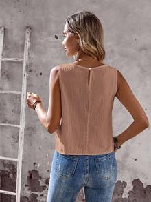 EMERY ROSE بلوزة نسائية بتصميم أزرار وياقة مستديرة وذيل منقسم بدون أكمام ذات لون واحد