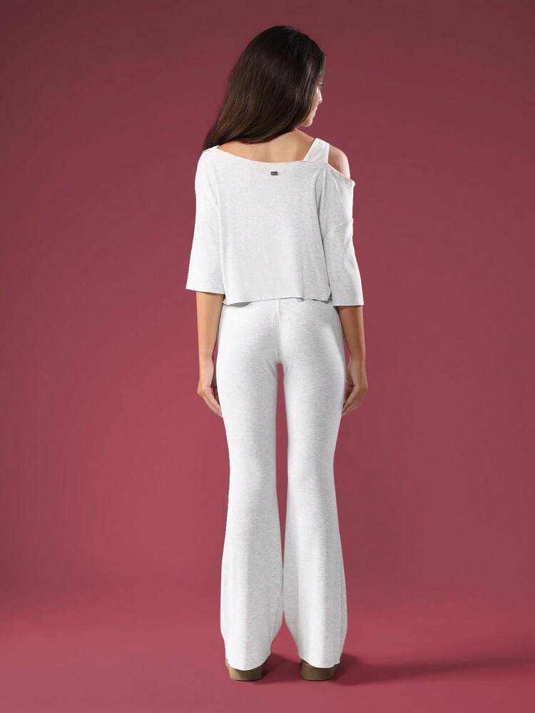 오프숄더 넘버 프린트 탑과 벨바텀 팬츠