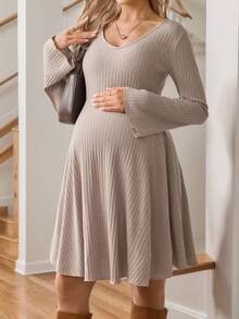 SHEIN 秋装，秋季服装，孕妇装 秋季服装 孕妇装 纯色 V 领插肩袖罗纹针织连衣裙 罗纹孕妇装 长袖孕妇装 米色孕妇装 针织孕妇装 - 杏色 - View 3