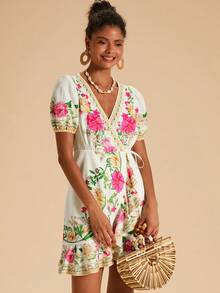 Travachic Robe courte d'été bohème à imprimé floral, col cache-cœur, manches bouffantes, volants et nœud sur le côté