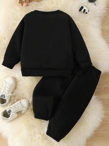 SHEIN 2pcs Setelan Bayi Laki-laki Kasual Sederhana dengan Motif Huruf dan Celana Jogger, Baju Olahraga Bayi untuk Musim Gugur dan Musim Dingin - Hitam - View 2