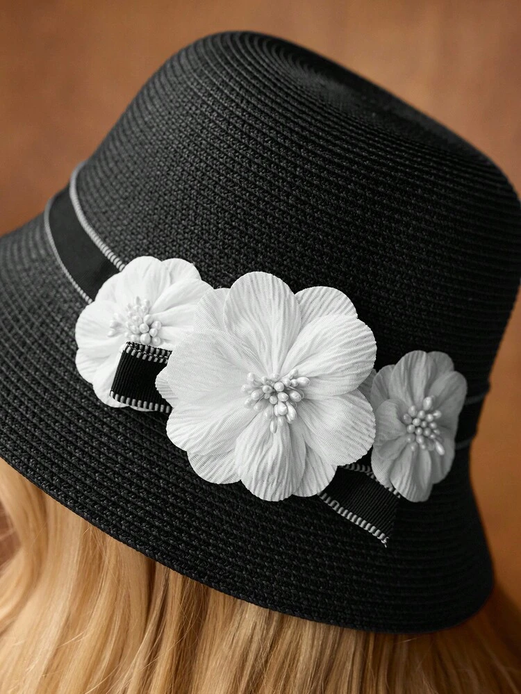 Sombrero de cubo de paja elegante con decoración de flores de imitación blancas