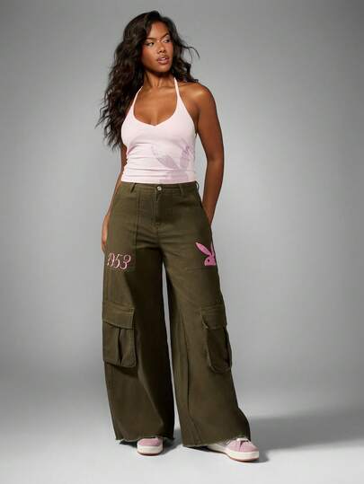 Missguided x Playboy Pantalones vaqueros de pierna ancha de algodón con múltiples bolsillos y detalles bordados del logotipo