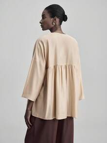 Ontre 女士秋季杏色褶裥装饰长袖宽松下摆休闲衬衫，简约时尚都市商务休闲风，海岛度假风，办公着装 - 卡其色 - 查看 3
