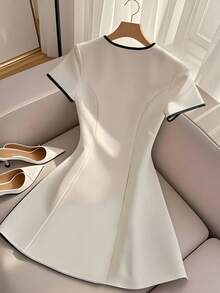 INAWLY 优雅时尚拼色V领收腰A字短款连衣裙 - 米色 - 查看 2