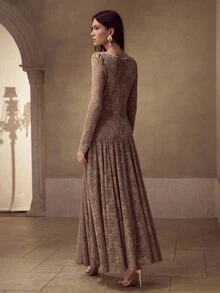 MOTF PREMIUM 女士蕾丝荷叶边心形领连衣裙，浪漫优雅的假日连衣裙 - 卡其色 - 查看 6