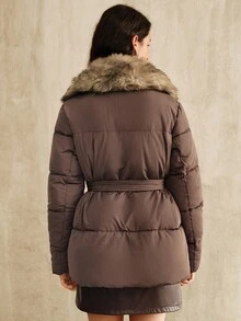 Anewsta Casaco Feminino de Luxo com Colarinho de Pele Sintética Oversized, Cintura Marcada, Médio, Grosso, Adequado para Outono, Inverno, Ano Novo, Elegante, Chique, Estiloso, Natal, Uso Social - Castanho - Visão 2