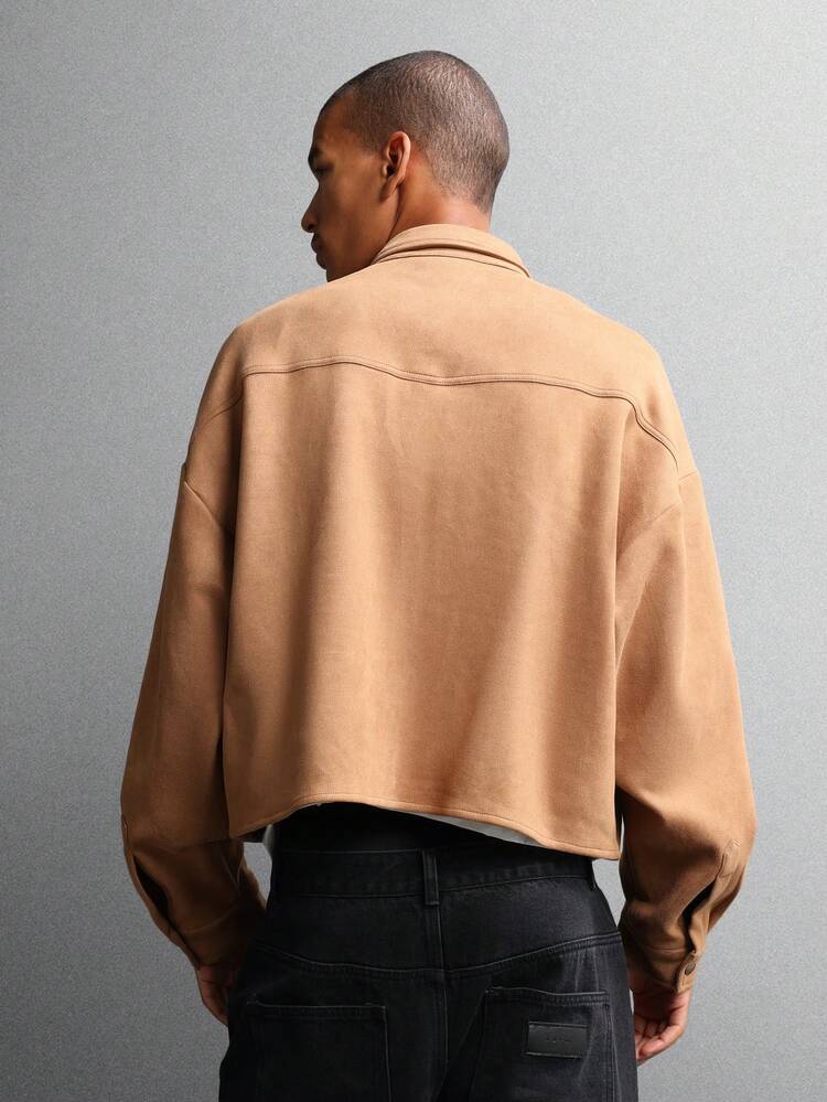 Camicia corta in pelle scamosciata con bottoni e tasche anteriori