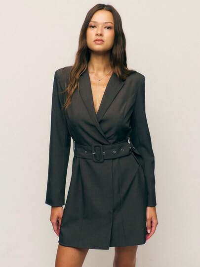 Nöista 的炭灰色西装连衣裙具有尖领、长袖和可调节的时尚腰带，非常适合秋季女装、时尚的冬季办公室装扮或精致的约会之夜。