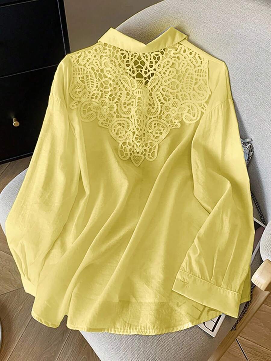 SHEIN LUNE قميص نسائي أصفر ناعم صيفي أنيق للمكتب بقصة عادية وأكتاف منسدلة وحافة منحنية من قماش منسوج مع تفاصيل دانتيل فريدة على الظهر، بلوزة بأزرار - أصفر - مشاهدة 1