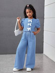 SHEIN 青少年女孩春夏休闲百搭时尚圆领荷叶边袖纽扣蝴蝶结上衣和宽松阔腿牛仔裤套装，夏季音乐会节日休闲狂欢装，女孩夏季早午餐教堂毕业装，街头潮流返校两件套服装 - 淺色水洗藍 - 查看 6