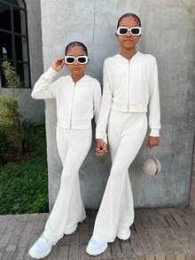 SHEIN 2pcs Tween Girls Pearl Texture Cropped Sweatshirt + Flare Leg Pants Set, Casual Daily Fashion Versatile White Two Piece Set Girls Knit Set Girls Ribbed Set Girls Two Piece Set Kids Matching Set - White - View 4