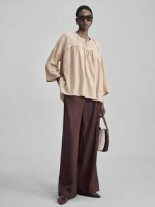 Ontre 女士秋季杏色褶裥装饰长袖宽松下摆休闲衬衫，简约时尚都市商务休闲风，海岛度假风，办公着装 - 卡其色 - 查看 2