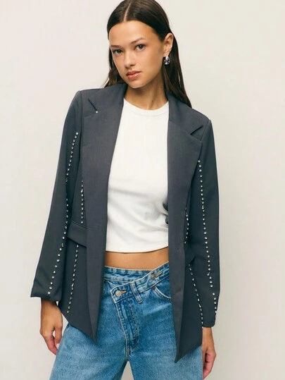 Nöista 量身定制的西装外套以闪闪发光的水晶饰钉的垂直线条为特色 - 非常适合引人注目的秋季派对造型、冬季办公室或彰显女性时尚。