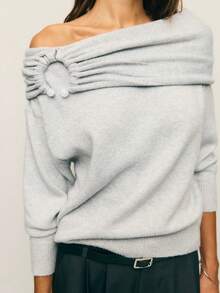 Nöista 露肩灰色针织衫 这款精致的灰色针织衫采用优雅的露肩设计，并饰有褶皱环纹细节。柔软、保暖、充满女性魅力——是秋冬季女士的理想之选，可轻松搭配修身裤装或半裙，打造永不过时的现代造型。 - 灰色 - 查看 4