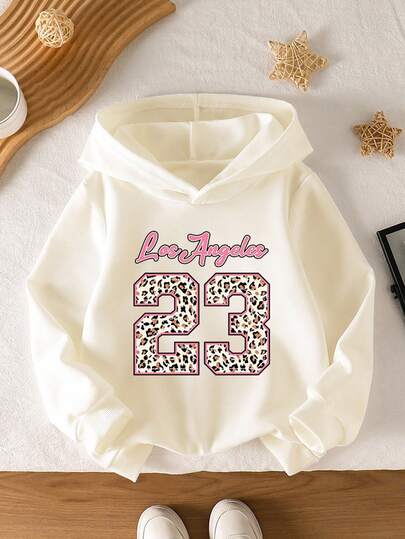 SHEIN 女婴休闲可爱豹纹23号卫衣，轻盈舒适，春夏百搭，时尚休闲，适合派对、户外野餐、街头摄影、校园、节日等场合，秋冬皆宜。