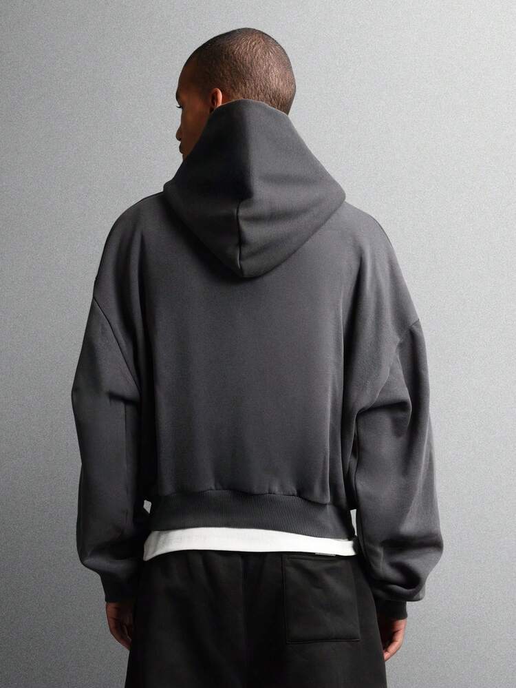 Sweat à capuche court avec logo imprimé vieilli