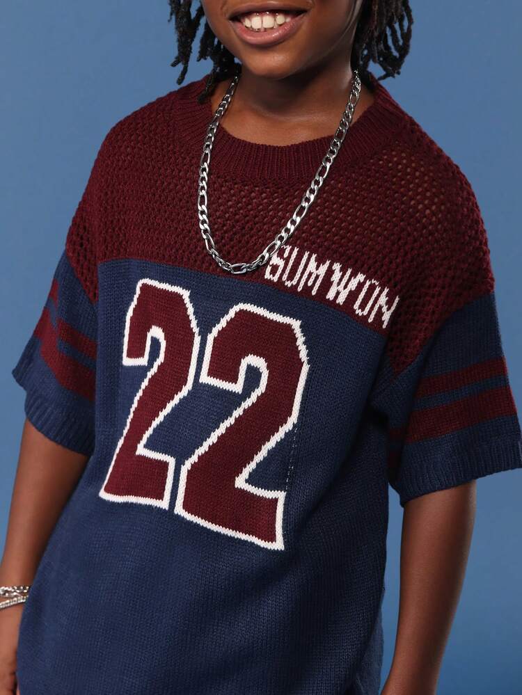 ナンバーデザインとメッシュパターンのバーシティニットセーター