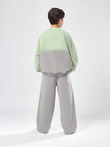 SUMWON Ensemble Sweat-shirt-shirt et pantalon large à blocs de couleurs Brooklyn. Ensemble casual moderne en pastel menthe et gris pour l'hiver et l'automne. Tenue deux pièces pour enfants et jeunes - Gris - Voir 2