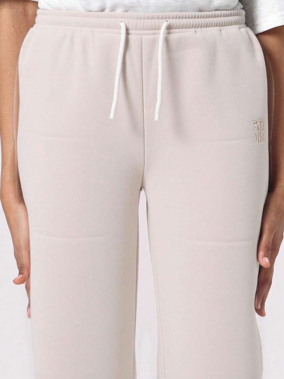 Pantalones deportivos acampanados con detalle de abertura lateral