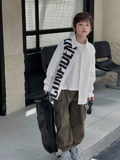 Mirajuku 青少年男童休闲简约字母印花白色长袖衬衫，适合休闲和工作场合穿着。