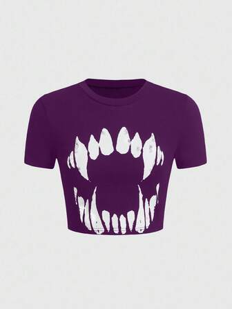 Goth Maglietta corta da donna con stampa grafica di zanne di Ognissanti viola, misteriosa viola