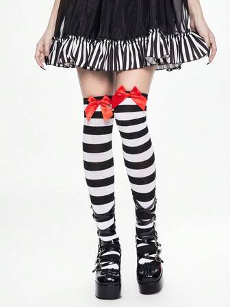 Grunge Punk زوج من الجوارب فوق الركبة المخططة بالأبيض والأسود مزينة بفيونكة داكنة الحمرة