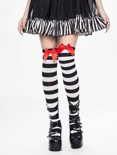 Grunge Punk زوج من الجوارب فوق الركبة المخططة بالأبيض والأسود مزينة بفيونكة داكنة الحمرة