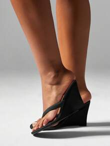 MISSGUIDED 坡跟人字拖厚底凉鞋夏季沙滩人字凉鞋舒适拖鞋高跟度假装时尚鞋休闲正装鞋 - 黑色 - 查看 2