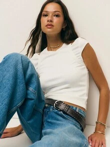 Nöista 合身的罗纹针织短款上衣，采用高领、短袖和精致的肩部镂空设计，塑造优美轮廓，非常适合作为女士秋季服装和女士秋季服装的分层单品，同样适合女士冬季服装；可作为外出上衣或节日和圣诞节派对的单品，搭配超大外套或定制西装外套，打造优雅别致的效果。 - 白色 - 查看 1