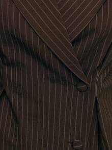 Nöista 经典深棕色条纹西装是职场必备单品。双排扣设计和修身剪裁，营造出层次感和层次感。它适合日常工作、会议、正式聚会等场合，兼具专业与时尚。这款秋季夹克非常适合应对早晚温差。搭配长袖连衣裙，打造层次感十足的正式造型。 - 棕色 - 查看 7