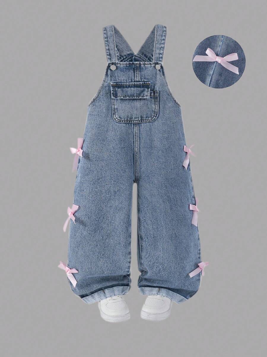年轻女孩复古中蓝色水洗牛仔背带裤，蝴蝶结装饰，宽松直筒版型，面料柔软舒适，休闲百搭，女孩牛仔裤